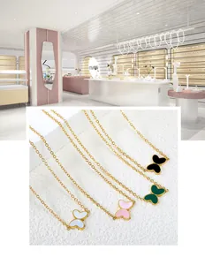 Détail de pendentifs papillon en quatre couleurs avec d'élégantes bordures dorées
