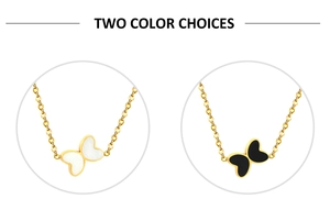 Détail de deux pendentifs papillon en or avec finitions en nacre blanche et émail noir