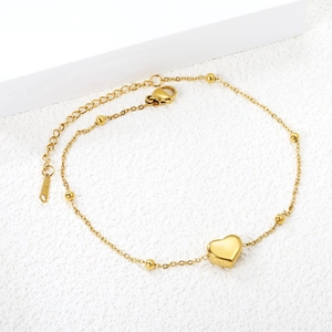 Bracelet de cheville cœur en acier doré minimaliste avec perles sur fond blanc