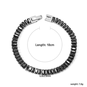 Detail eines Tennisarmbands mit 18cm Länge und 5,6x2,5mm schwarzen rechteckigen Steinen