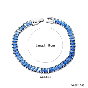 Detail eines 18cm Tennisarmbands mit blauen Kristallen und sicherem Steckverschluss