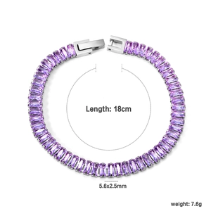 Detailansicht des lila Zirkon-Tennisarmbands mit 18cm Länge und 7,6g Gewicht im Fokus