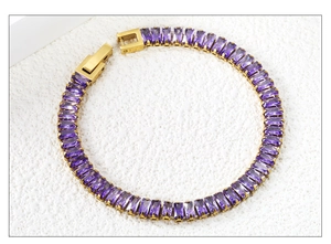 Detailansicht eines lila Tennisarmbands mit Kristallen und goldenem Klappverschluss