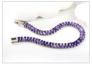 Nahaufnahme des silbernen Tennisarmbands mit lila Zirkonia und sicherem Verschluss
