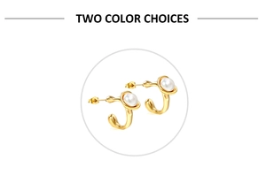 Détail de boucles d'oreilles dorées en forme de C avec perles blanches et design fluide