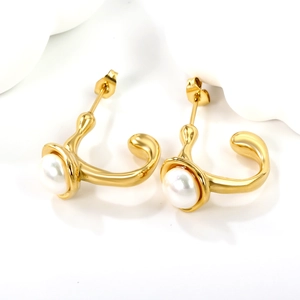 Élégantes boucles d'oreilles dorées en forme de C avec de grandes perles blanches