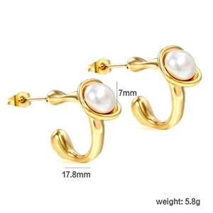 Boucles d'oreilles dorées avec perle blanche de 7mm et design créole minimaliste chic
