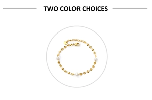 Détail du bracelet en acier doré avec perles blanches et disques gravés élégants