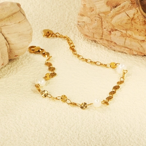 Bracelet Élégant En Acier Inoxydable Plaqué Or Avec Disques Ronds Gaufrés Rayons De Soleil Et Künstliche Perles Blanches Pour Femmes