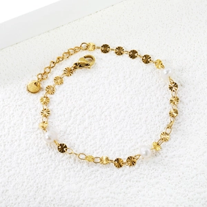 Bracelet élégant en acier doré avec perles blanches et disques métalliques texturés