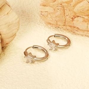 Orecchini a stella in argento con zirconi cubici su trama di pietra beige naturale