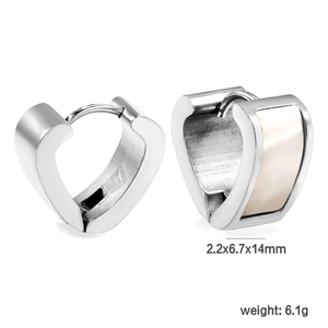 Détails de boucles d'oreilles en forme de cœur en acier inoxydable avec nacre blanche