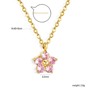 18K vergoldete Blumenkette mit fünf rosa Zirkonia und verstellbarer Gliederkette
