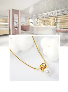 Détail d'une chaîne serpent dorée avec pendentif marguerite et perle élégante