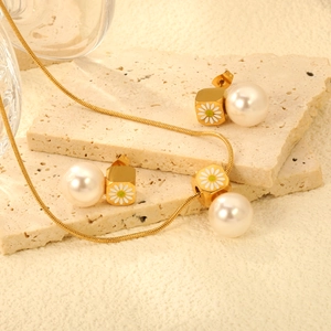Collier Et Boucles D'oreilles Marguerite Cube Künstliche Perle Bijoux Acier Inoxydable Plaqué Or Élégant Pour Femmes