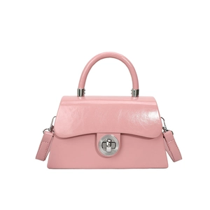 Sac boîte rose en cuir verni avec fermoir rotatif métallique et poignée haute