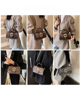 Vues détaillées du sac bandoulière léopard avec boucle dorée porté par un mannequin