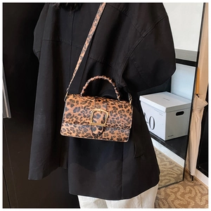 Détail du sac à main léopard avec boucle fer à cheval dorée et fini texturé