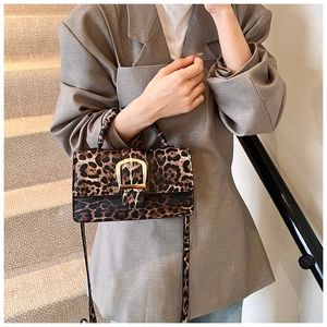 Détail d'un sac à main tendance à motif léopard avec fermoir en métal doré chic
