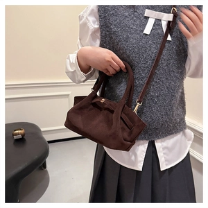 Détail du sac cabas vintage en daim mat montrant la texture et les ferrures