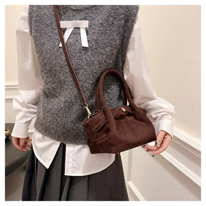 Détail du sac cabas marron vintage montrant la texture mate et la boucle en métal