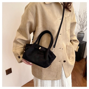 Détail du grand sac cabas noir vintage avec boucle dorée et fine bandoulière réglable