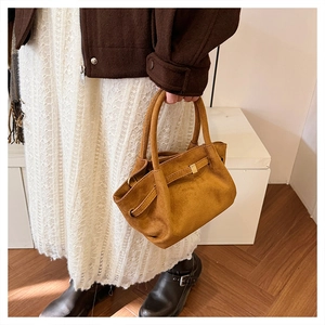 Détail du grand sac cabas en daim marron avec poignées rondes et boucle dorée chic