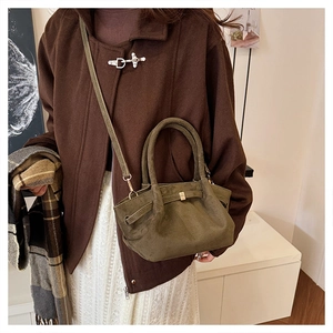 Détail du sac cabas en daim vert olive avec boucle métallique et texture plissée douce