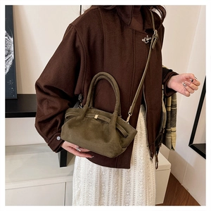 Détail du sac cabas mat vert olive avec texture plissée et bandoulière réglable