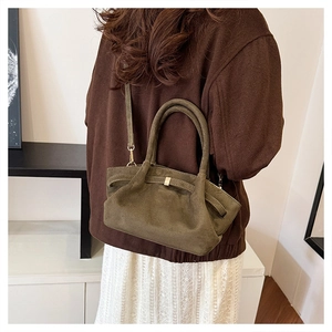 Détail du sac fourre-tout en daim olive avec bandoulière amovible et boucle en métal doré