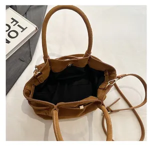 Intérieur spacieux du sac cabas en daim marron montrant sa grande capacité et sa doublure