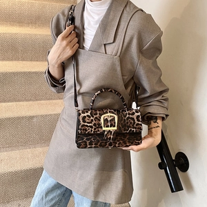 Sac carré tendance à motif léopard avec boucle métallique et poignée porté par un mannequin