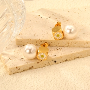 Boucles d'oreilles perles et marguerites avec cubes dorés sur support en pierre