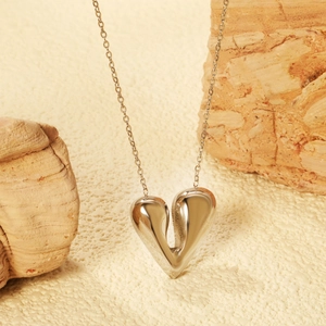 Collier minimaliste en acier inoxydable 18K avec pendentif cœur poli au fini argenté
