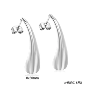Vue détaillée des boucles d'oreilles argentées 8x30mm montrant taille et poids