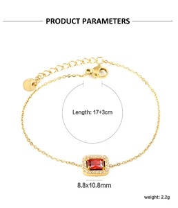 Détail du bracelet en acier doré avec zircon rouge rectangulaire et dimensions