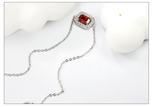 Détail du collier en argent avec zircon rouge rectangulaire et pierres brillantes