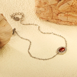 Bracelet élégant en acier inoxydable argenté avec zircon rouge ovale et petits cristaux