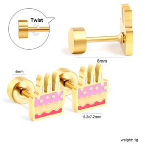 Détail de boucles d'oreilles gâteau en émail avec fermoir à vis et tige de 8 mm de long