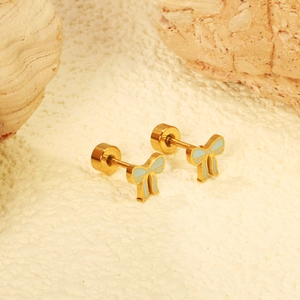 Boucles d'oreilles papillon dorées en émail bleu avec fermoir à vis sur fond pierre