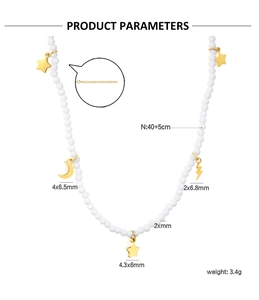 Vue détaillée du collier de perles blanches avec pendentifs étoile et lune et dimensions