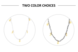 Détail du collier de perles avec breloques étoile et lune dorées en blanc et gris