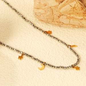 Collier en acier inoxydable avec perles grises facettées et breloques étoile et lune