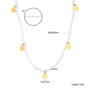 Collier minimaliste en perles blanches avec cinq pendentifs dorés et chaîne réglable