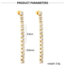 Dettaglio degli orecchini a nappina dorati con zirconi ovali e dimensioni di 5,5 cm