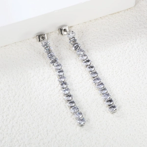 Eleganti orecchini a nappa d'argento con zirconi ovali e lunghe catenelle pendenti