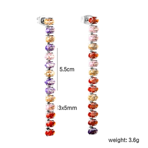 Orecchini pendenti con zirconi arcobaleno e nappe in metallo argento lunghi 5,5 cm
