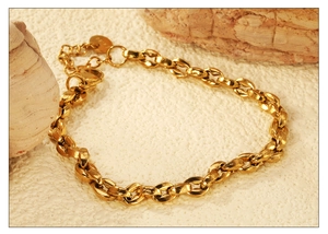 Close-up of 18K gold chunky coffee bean link bracelet with adjustable lobster clasp detail