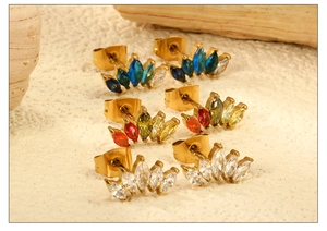Vue détaillée de trois paires de boucles d'oreilles en éventail avec strass marquise