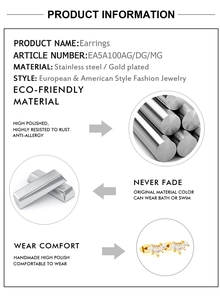 Détail de boucles d'oreilles en acier inoxydable doré avec diamants et hypoallergénique